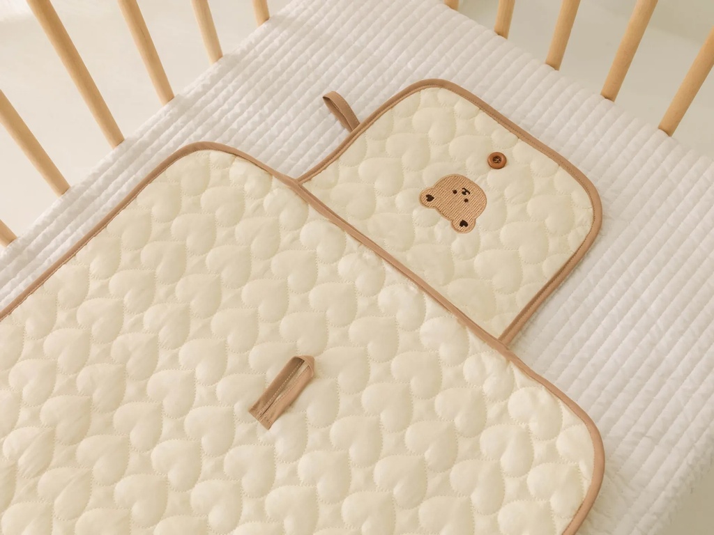 حصيرة تغيير حفاض المحمولة من AMOR TINY – بطانية مقاومة للماء وجيب ذكي للمناديل